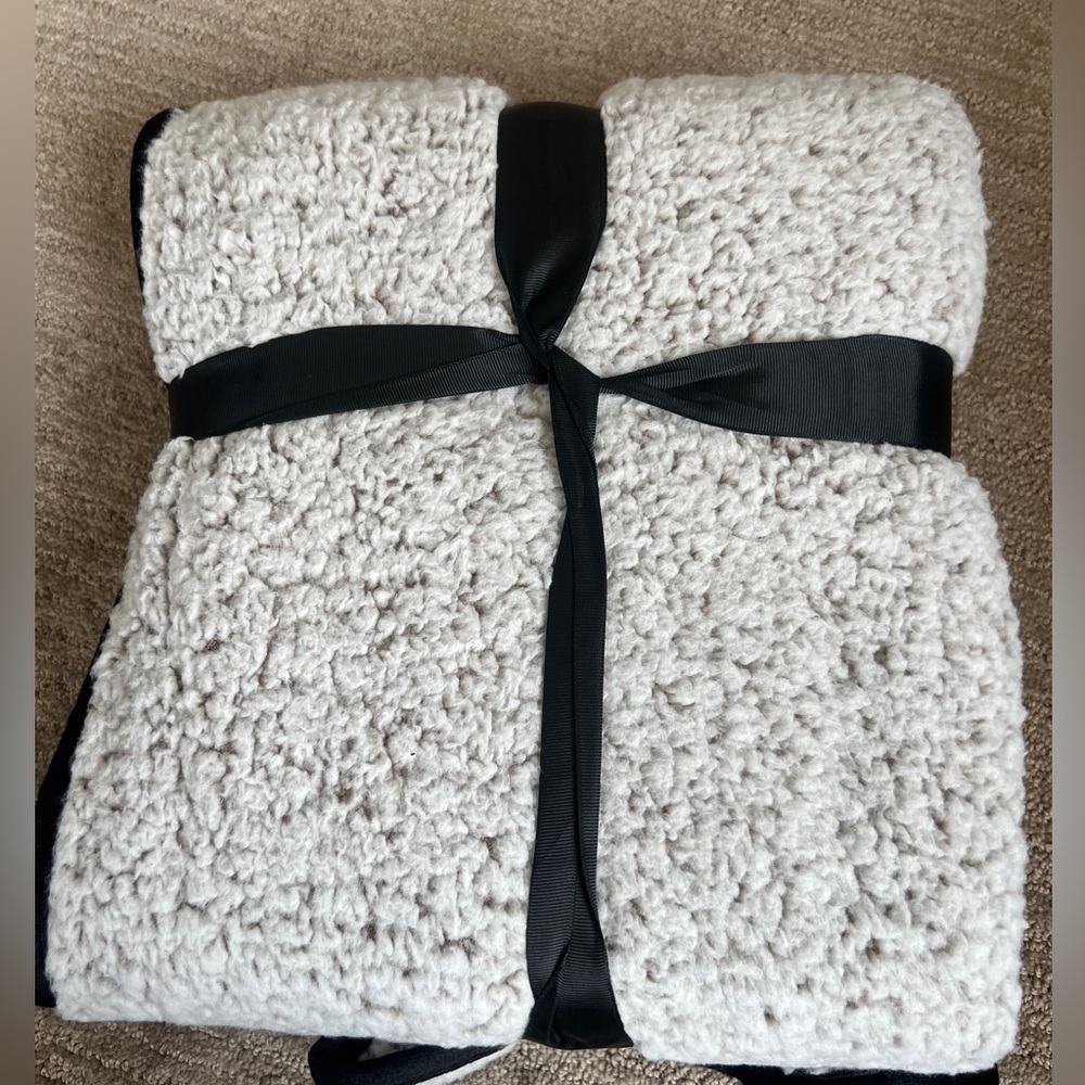 NWT - Vegas golden knights blanket - Picture 5 of 5